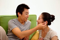 戴耳机听歌，音量开到最大声对人体的危害有多大？世界上最恐怖的音乐叫什么名字