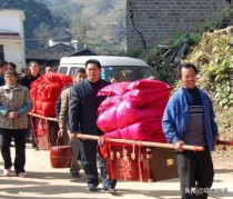 世界上最简陋婚礼,河南一新人在婚礼上放录像仪式，坐台下吃席，为了防疫这场婚礼有多简陋？