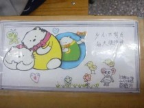 你见过哪些“奇葩”的课桌涂鸦？世界上最奇葩的设计图片